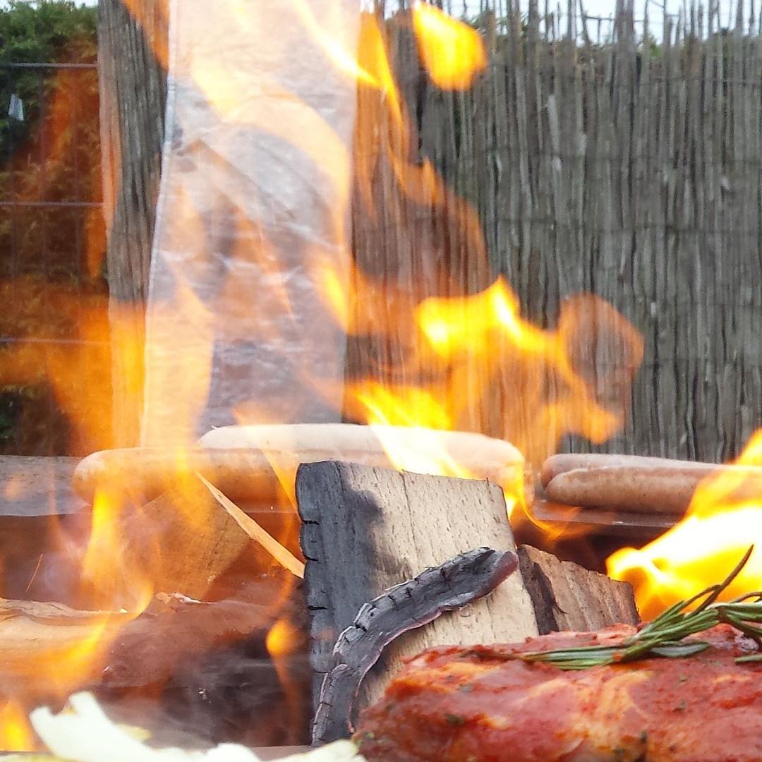 Feuerstelle in Aktion mit Grillgut