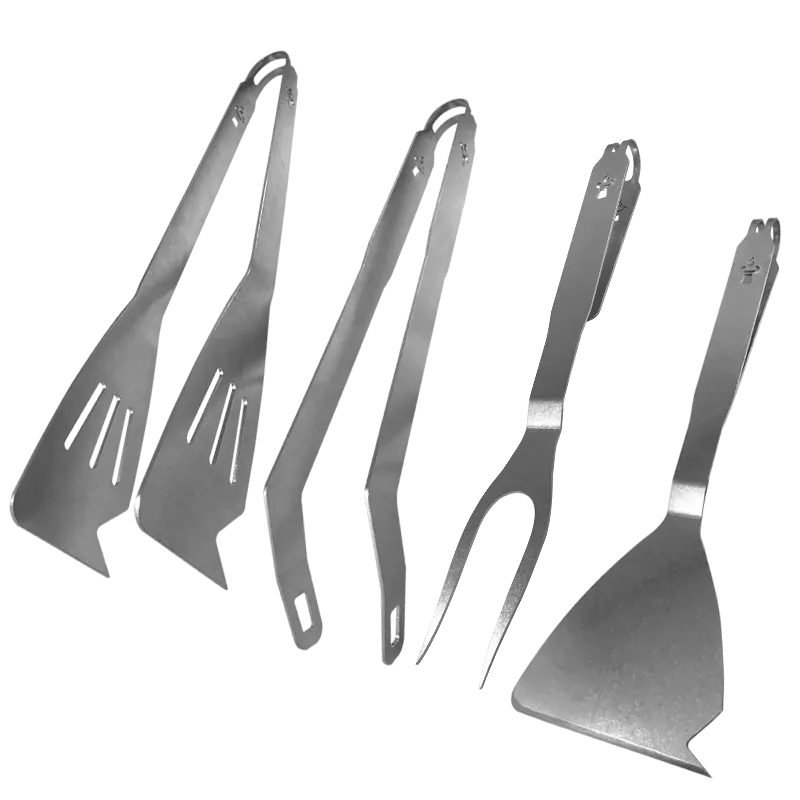 Vier verschiedenes Grillbesteck: Grillgabel, Grillzange, Grillspachtel und Spachtelzange aus Edelstahl