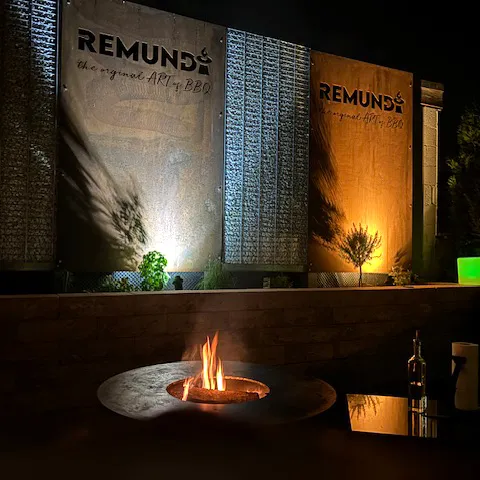 800901-vulcano-l-14 Stimmungsvolle Abendbeleuchtung im Garten, im Vordergrund der Remundi Vulcano mit Feuer