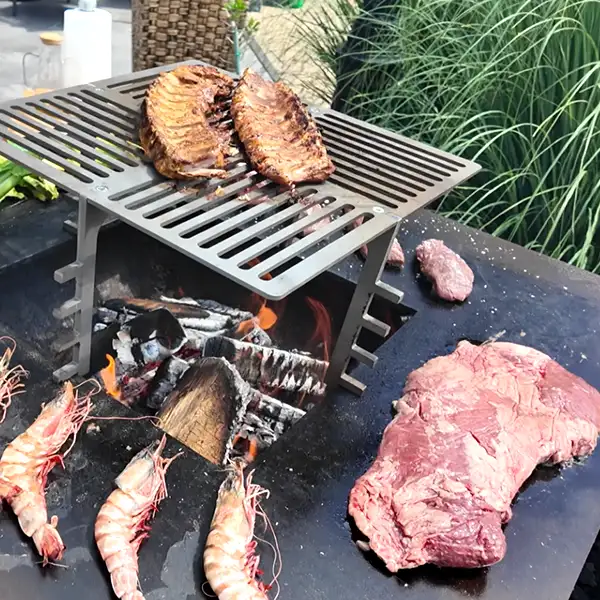Remundi Cube Feuerstelle mit Grillgut auf der Feuerplatte – Steaks, Garnelen und Gemüse auf dem Feuerplattengrill