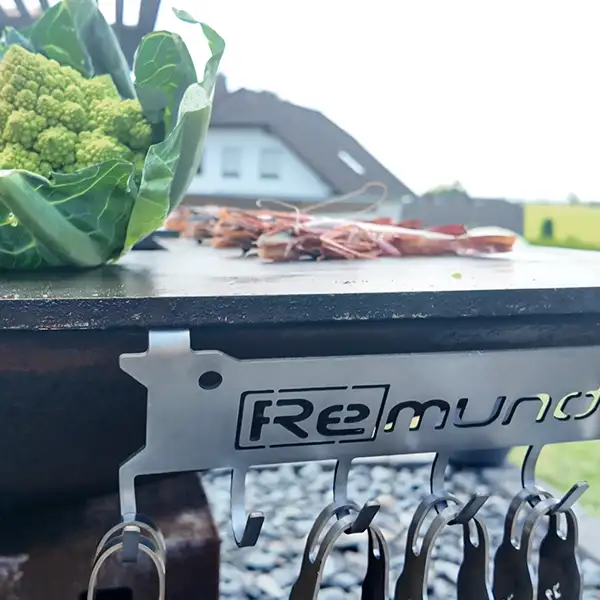 Detailaufnahme des Grillbesteckhalters aus Edelstahl am Remundi Cube L