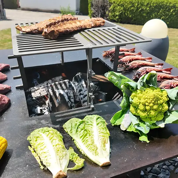 Remundi Cube Feuerstelle mit Grillgut auf der Feuerplatte – Steaks, Garnelen und Gemüse auf dem Feuerplattengrill