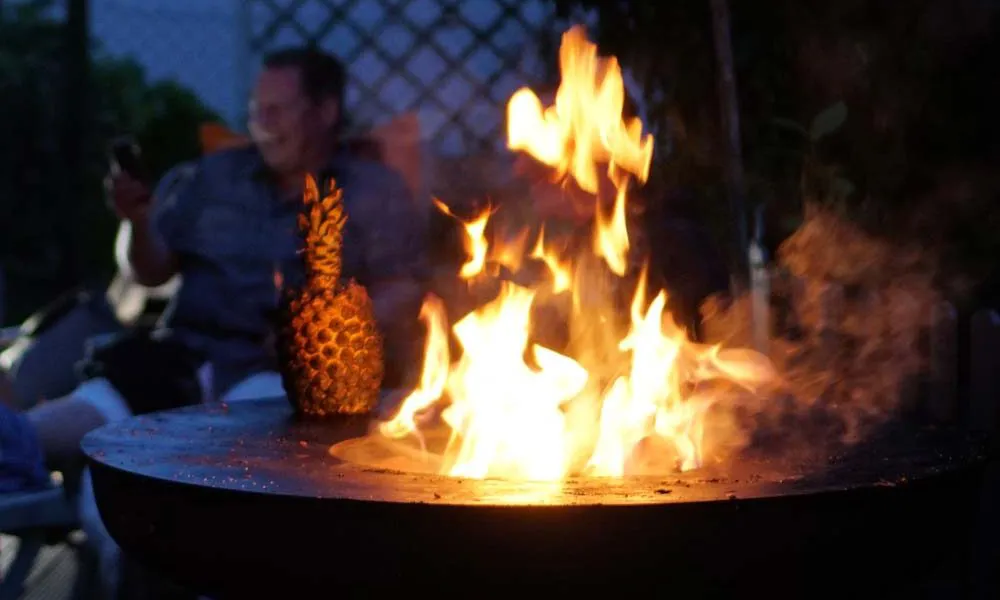 remundi-feuerstelle-design-cortenstahl-garten-1000x600 Atmosphärisches Feuer in der Feuerstelle bei Nacht im Garten