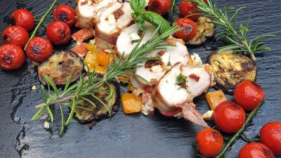Mit Feta gefüllte Hähnchenbrust mit Gemüse