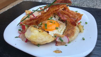 Gegrillte Weisswurst mit Radieschen und Apfel