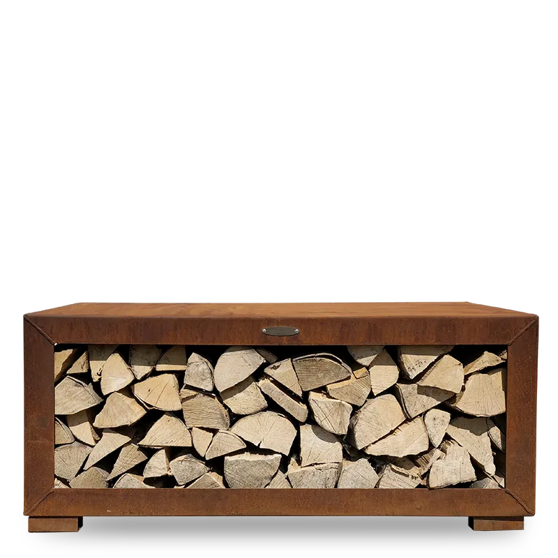 Liegendes Holzlager in Rostoptik mit gelagertem Brennholz