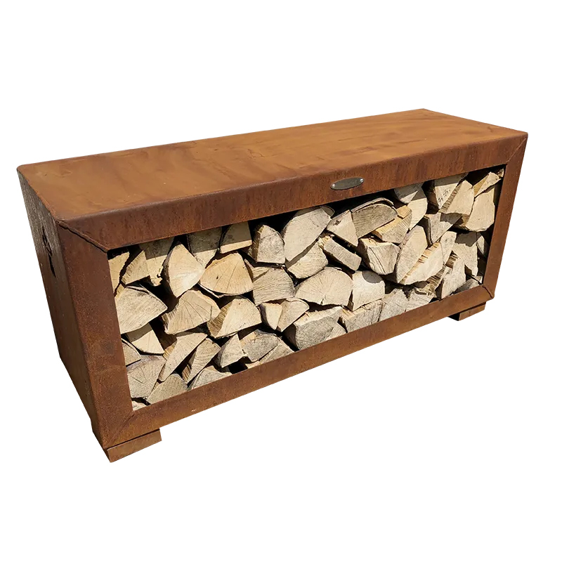 Liegendes Holzlager in Rostoptik mit gelagertem Brennholz