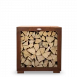 Quadratisches Holzlager in Rostoptik mit gelagertem Brennholz