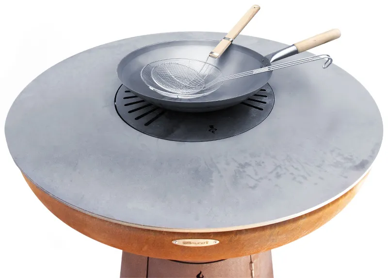 Remundi Feuerstelle mit Ansicht auf Grillplatte: In der Mitte der Wokring und darauf das 3-teilige Wok-Set