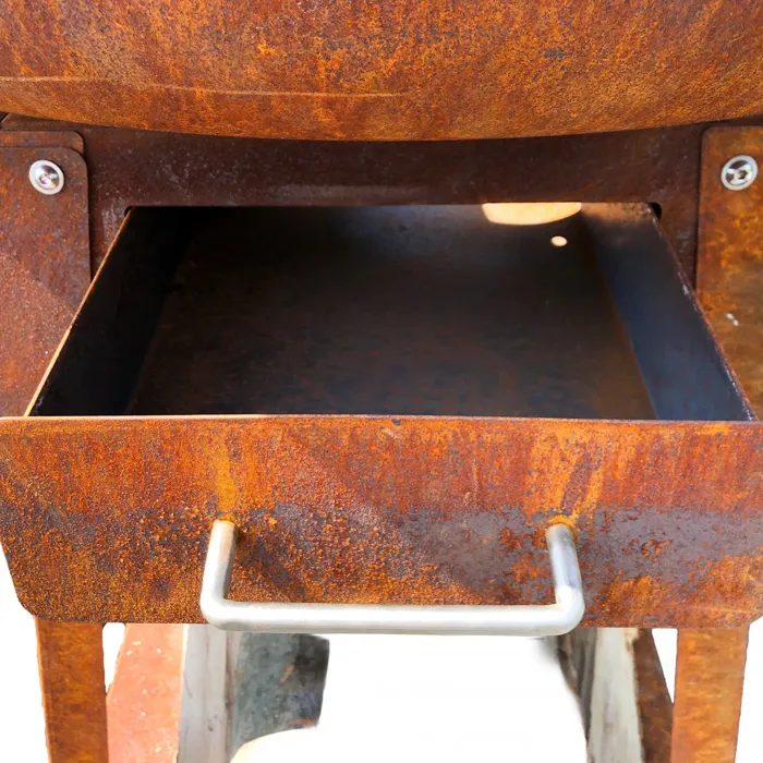 Detailansicht geöffnete Asche-Schublade mit Edelstahl-Griff