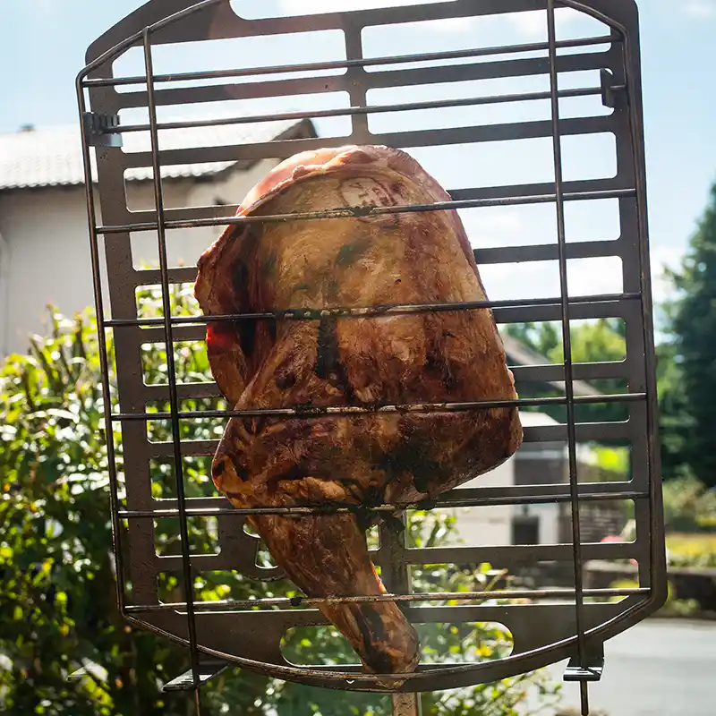 Detailansicht des Moduls Beef-Rib-Halter in dem ein Stück Fleisch steckt