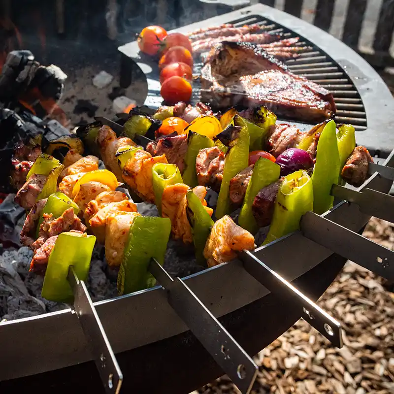 Detailansicht belegte Grillspieße mit Fleisch und Gemüse auf Modulgrill
