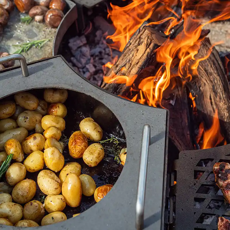 Detailansicht von oben auf Grillmodul Topf mit Bratkartoffeln