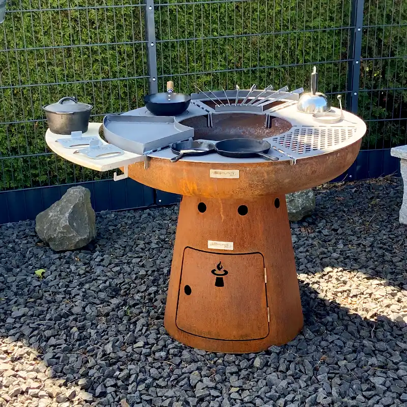Modulgrill mit 6 verschiedenen Grillmodule steht an einem schattigen Platz im Garten