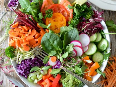 Bunter Grillsalat in Schüssel auf einem Tisch