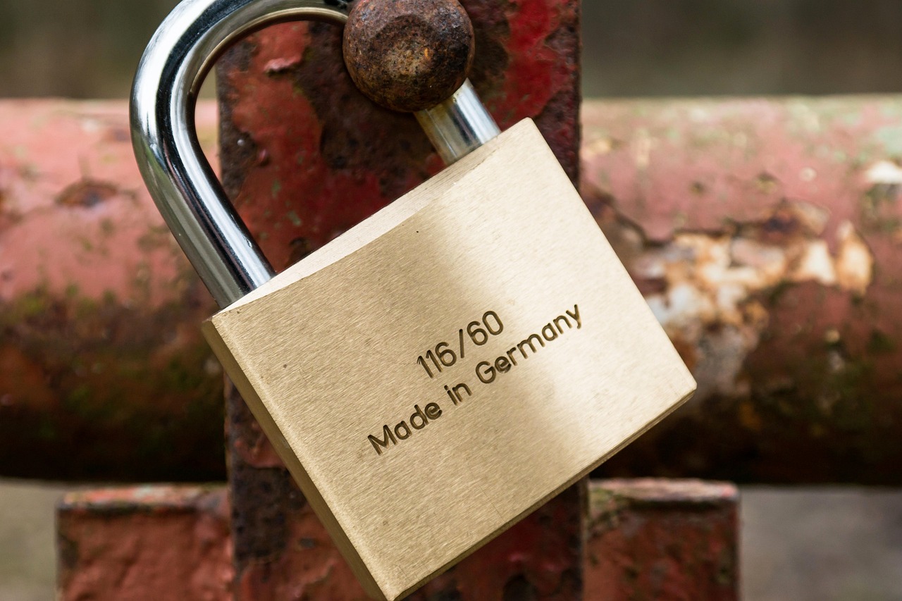 vorhängeschluss mit made in germany schriftzug