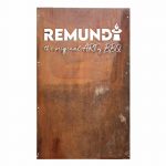 Trennwand und Sichtschutz mit Remundi Logo und Rost-Optik