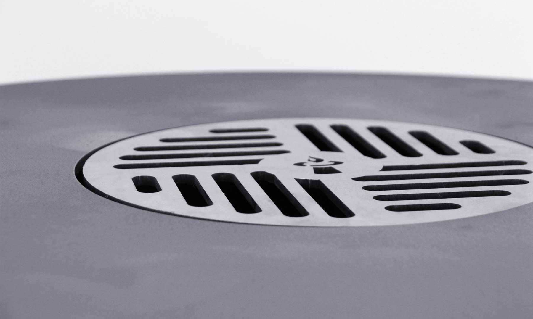 Nahaufnahme von Grillplatte und Grillrost