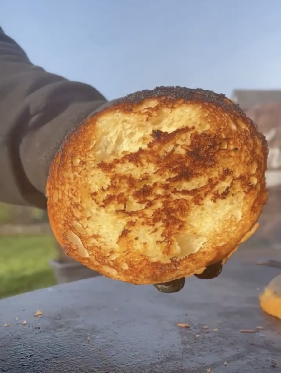 ein angerösteter Bun, gold-braun und knusprig