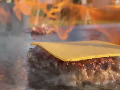 Smashed Burger Patty auf der Remundi Feuerplatte mit sichtbarer Kruste