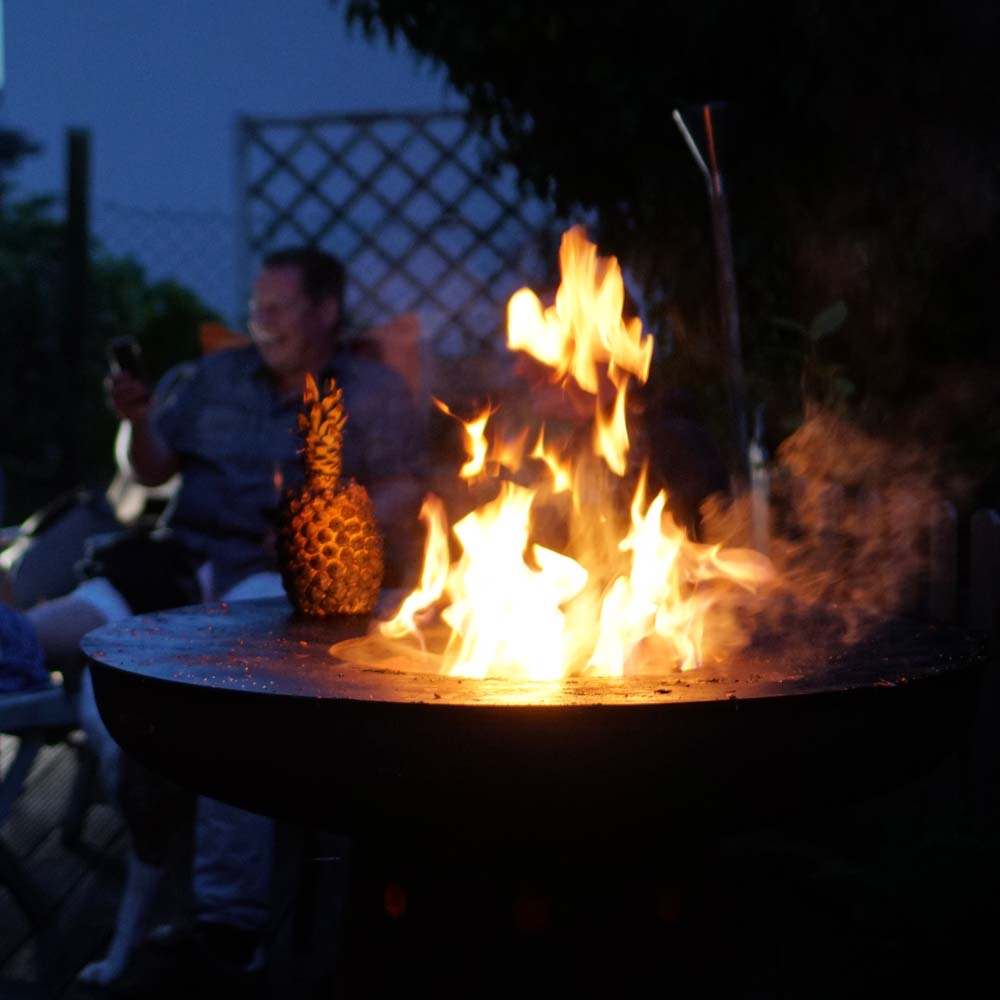 Remundi Feuerstelle im Garten als Design-Objekt. Der massive Stahl in edler Rost-Optik (Corten) wirkt tagsüber als moderne Skulptur und abends als Wärmequelle.
