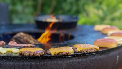 Smashed Burger auf der Feuerplatte
