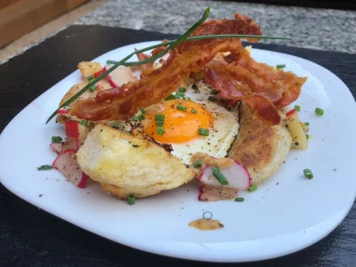 Gegrillte Weisswurst mit Radieschen und Apfel auf der Remundi Feuerplatte angerichtet