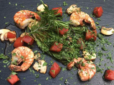 Gegrillte Shrimps mit Wassermelone und Salatherz auf der Remundi Feuerplatte angerichtet