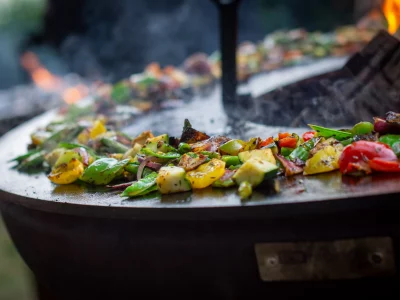 Buntes Grillgemüse auf der Remundi Feuerplatte mit sichtbaren Röstaromen