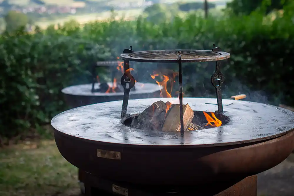 Zwei Remundi Feuerstellen mit Topper Aufsatz im Garten