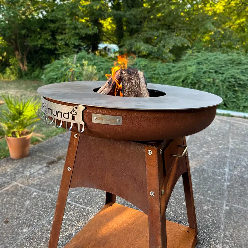 Remundi Zelos Feuerstelle mit brennendem Feuer im Garten