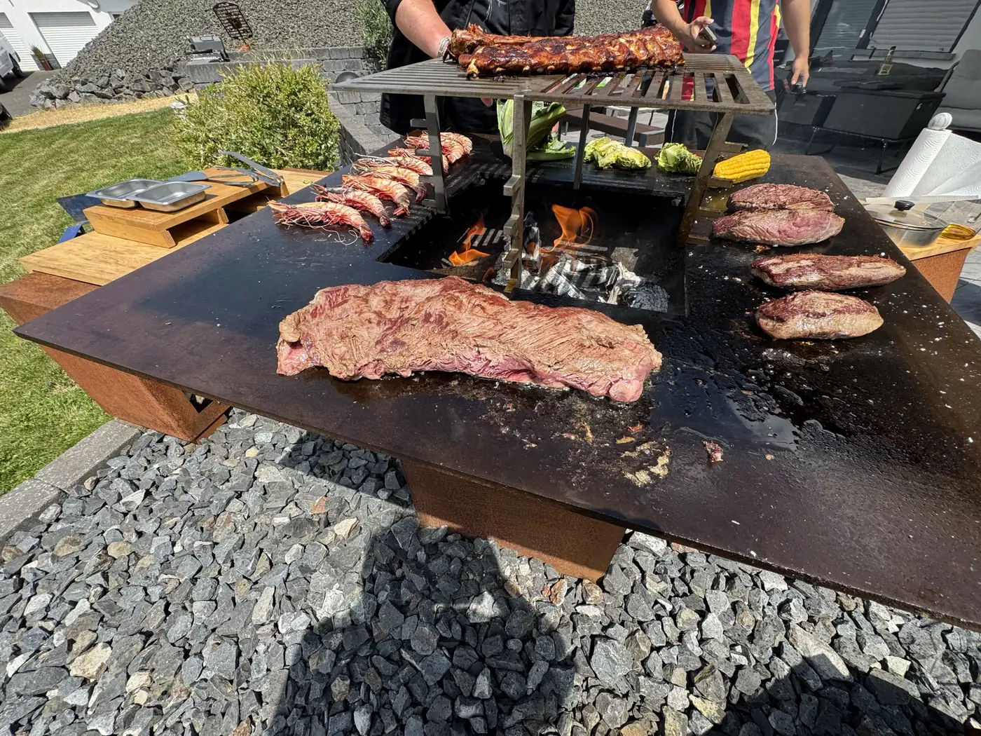 Remundi Feuerplatte Nahaufnahme mit Grillgut auf den drei Temperaturzonen