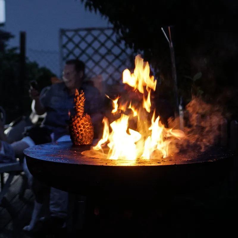 Atmosphärische Beleuchtung bei Nacht durch das Feuer des Remundi Neros