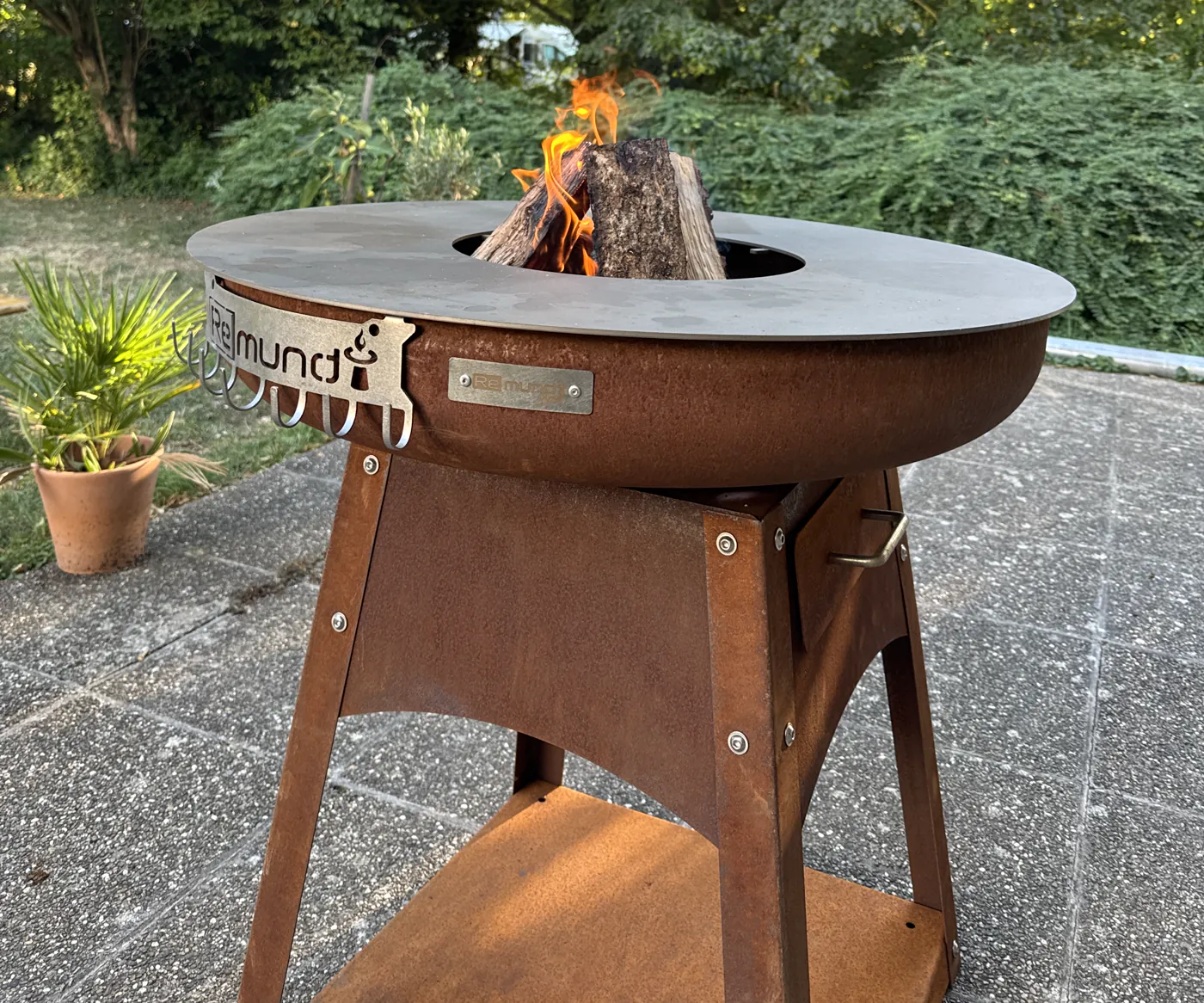 Remundi Zelos Feuerstelle mit brennendem Feuer im Garten